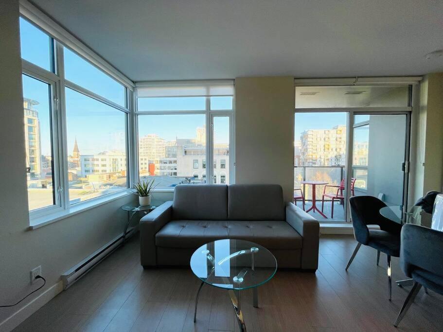 Lovely Downtown 2 Bedroom Condo With Free Parking Victoria Ngoại thất bức ảnh